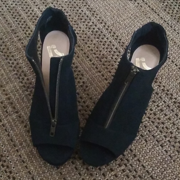 Report Faux Black Suede Laser Cut Zipper Wedge - Picture 2 of 8